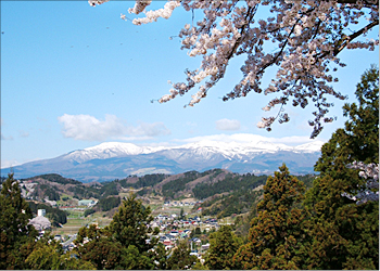 写真：早春の安達太良山